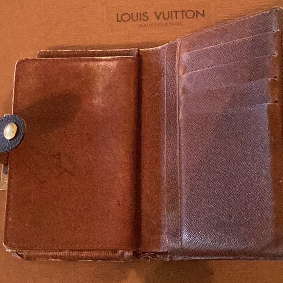 Vintage authentic Louis Vuitton bifold/ snap & button closure wallet. - Picture 3 of 14